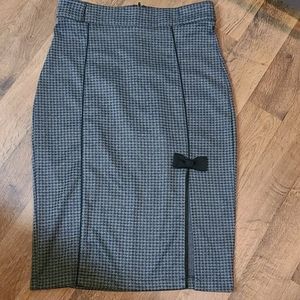 Plus Size Rock Steady Gray Houndstooth Pencil Skir